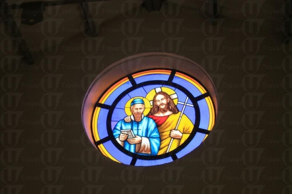 小堂內的彩繪玻璃窗，是在復修時由意大利訂造回來的。（關璇攝）