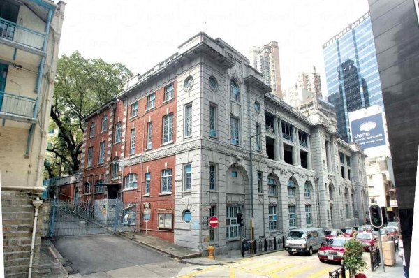 舊中區警署建於 1864 年，是本港現存的古老結役行政大樓之一。