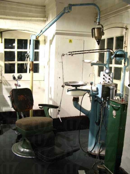 別忘了到地庫一層看看昔日的醫療設備，不過有些舊用品令人想起電影《恐懼鬥室》的道具。