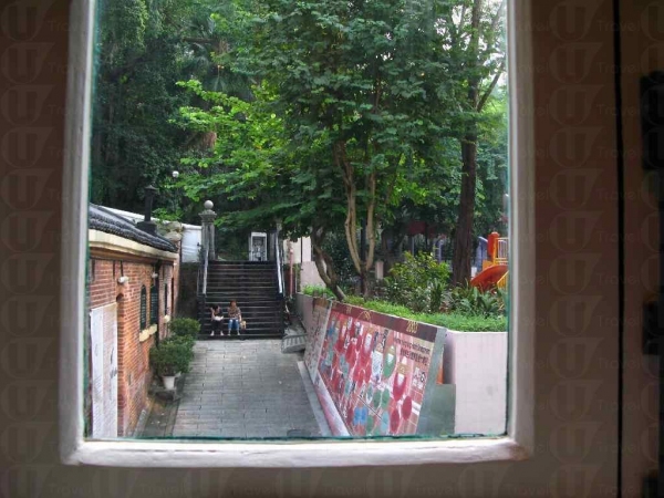 透過彩軸玻璃窗可望到堅巷遊樂園，悠閒寫意。