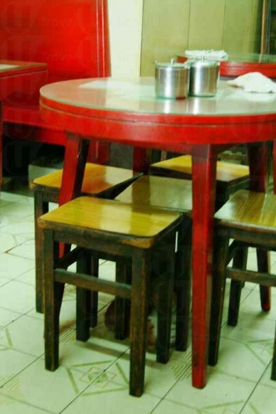 茶餐廳裡排得工整的木椅，見証了香港不下數十年的變遷。
