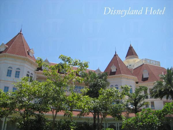 穿越綠林樹蔭，得見繁花下的迪士尼樂園酒店。