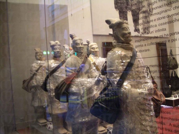 兵馬俑揹著包包由西安到香港。