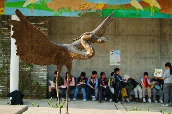 公園最近為常到訪的候鳥打造雕塑，頗有氣勢。( 孫靜雯攝 )