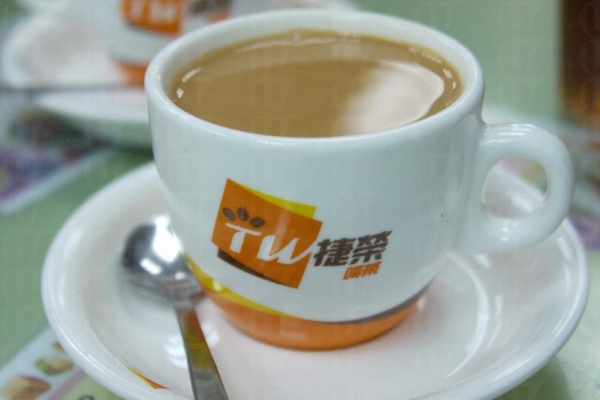 老闆說奶茶除了茶葉與奶的配搭得宜之餘，「撞茶」的時間和溫度控制均很重要。( 孫靜雯攝 )