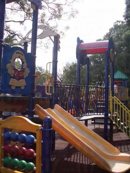 九龍公園的兒童遊樂場顏色鮮明，而且保養維修工夫不錯。