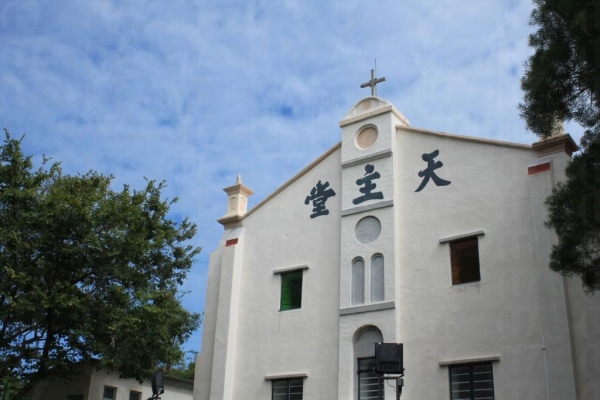 藍天白雲配白色教堂是鹽田仔的地標，多數人都是被這景象吸引而來。