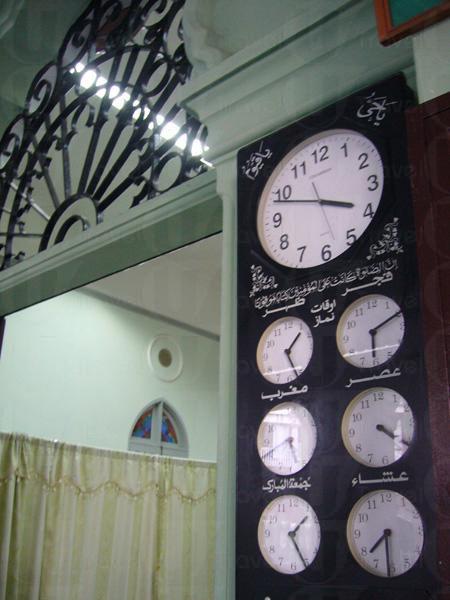 拱門上是各回教地區的時鐘，提醒信徒敬拜「阿拉」的時間。