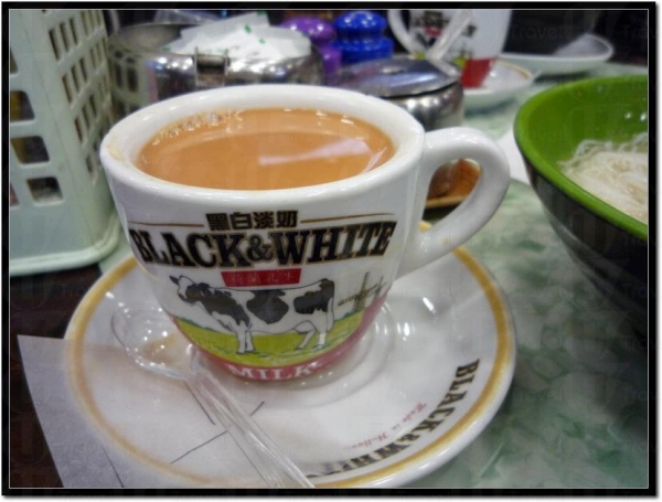 奶茶用上黑白淡奶，奶味較重，十分香、滑，口感不錯。