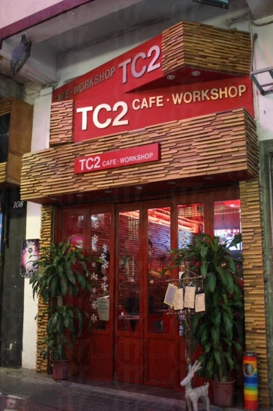 TC2 的門口在砵蘭街的店舖群中別具一格。（關璇攝）
