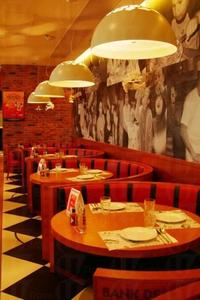 暖調的吊燈、黑白大磚令 Shakey's Pizza 的裝潢充滿美式風情。