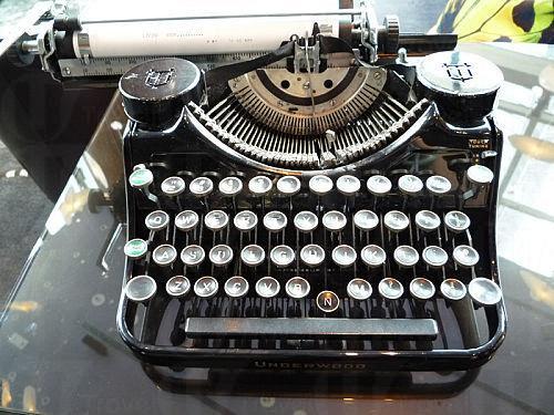 精緻小擺設：懷舊打字機。