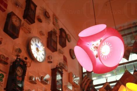 懷舊時鐘與豬肉檔紅罩燈。（關璇攝）