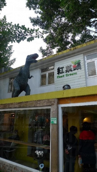 看到餐廳門外的恐龍，我還以為到了「環球影城」！