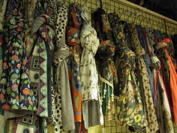 「出口成衣@IN2C」內有售各式年輕人服裝和飾物，包括頸巾，大部分 $68 一條。