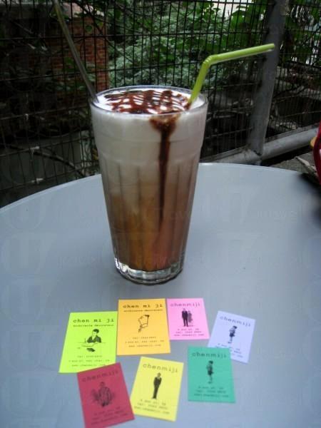 （前）陳米記的色彩name card，正好配上七彩灣仔這主題。（後）Kapok 的 Iced Mocha（$ 29），比連鎖咖啡店的有心，而且更便宜。
