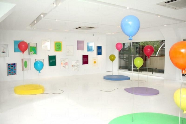 展覽揉合了畫作以及裝置藝術，色彩斑斕。