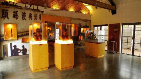 在古蹟館可看到新石器時代晚期的馬灣人骨復原像和各種馬灣出土文物；室外更展出清代磚窰和唐代窰爐。