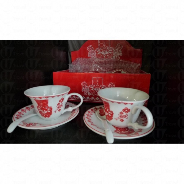 店主 Timmy 向我們推介一對印上「囍」的中式情侶茶具，紅當當的設計在婚宴大派用場。