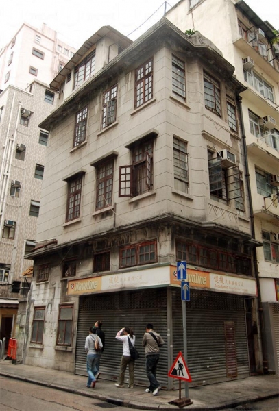 被列為「戰前唐樓」的第二巷 4 號洋溢舊上海風情。