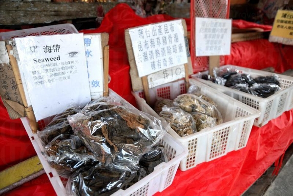 在大灣村海面撈取和曬乾的海帶昆布，就可在這裏買到。