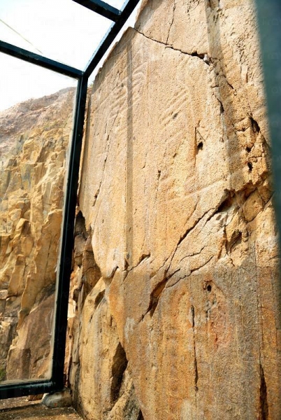 海邊的摩崖石刻，是 2,000 多年前人類文明的痕跡。