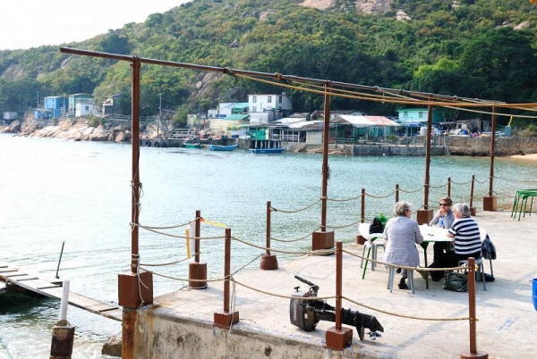 另一枱外國遊客亦在海邊用餐，整個悠閒寫意的氣氛，一點也不像身處香港。