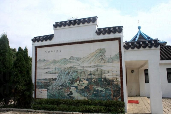 白瓷拼砌的道風山全圖，古色古香很有中國畫的味道。
