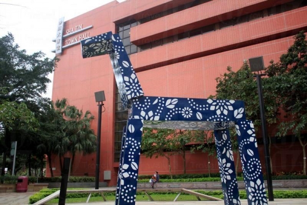 劉小康的作品 《幻彩神驅》以香港著名的賽馬活動為藍本。