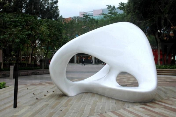  Zaha Hadid 的雕塑《旋》，很有 designer furniture 之感。