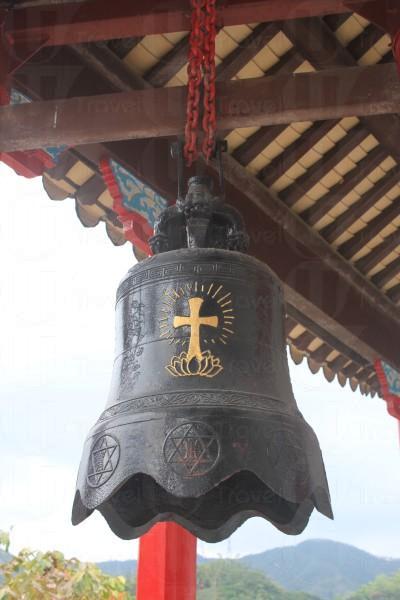 聖殿旁的銅鐘更有中式廟宇的味道。