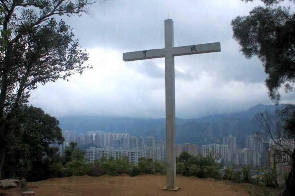 12 米高的十字架上寫有「成了」二字，無論是否教徒，來到此都會被其氣勢震懾。
