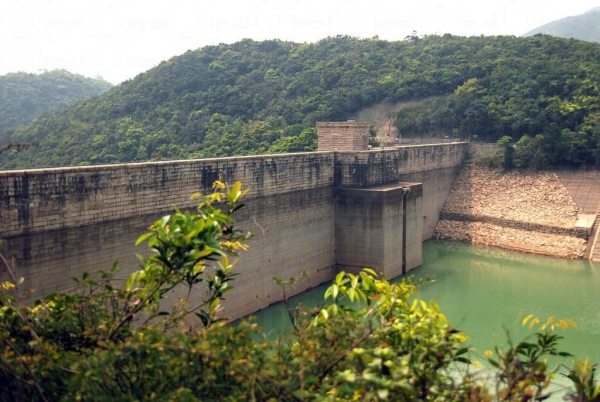 建於 1880 年代的大潭上水塘水壩是當時香港最大的水壩建築，牆身高達百呎。