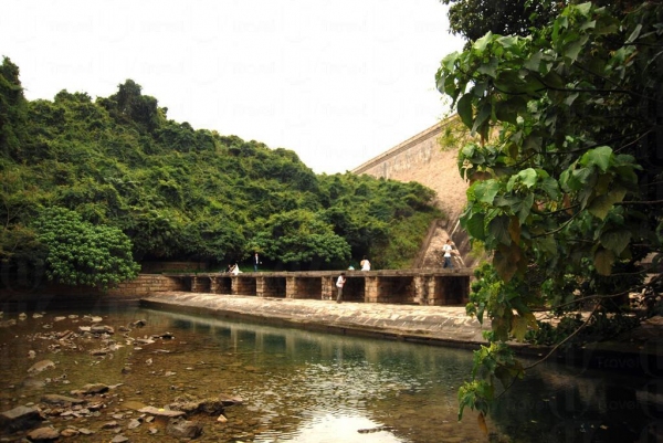 壩下的磚砌小橋與湖水相對照，景致優美。