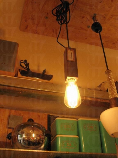 懷舊吊燈出自美國設計師的手筆，售價 $1,200。