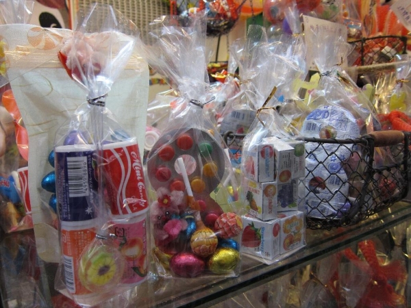 除了糖果外，有些糖果包會附有懷舊玩具，如搖搖、發泡膠戰機等等。