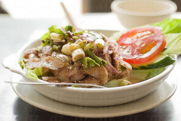 炎炎夏日，一客清涼的泰式豬頸肉沙律（ $62 ）令人消暑。
