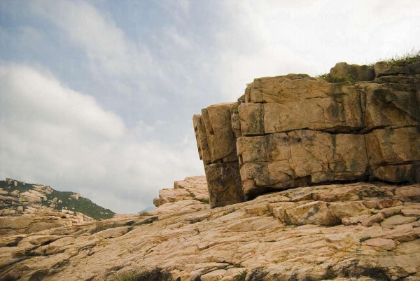 花崗石經億年侵蝕，形態各異，這些巨石像人手砌成的工整立方塊。