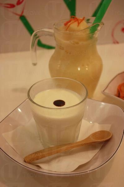 北海道牛奶奶凍（ $28 ），非常香滑，用上木匙來吃更添品味。