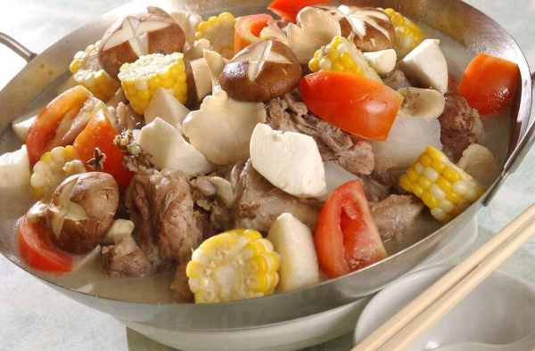 可媲美澳門版的四寶豬骨煲是合時小廚的冬日熱門。