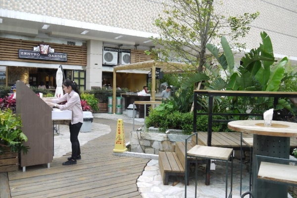 香港甚少露天餐廳，難得 Zentro Garden 室內及室外皆有 Bar 檯及茶座