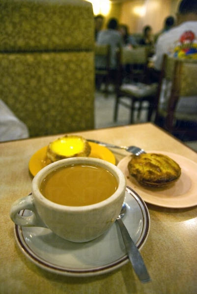 一杯奶茶加件蛋撻、雞批，是「蛇一蛇」的最佳配搭。