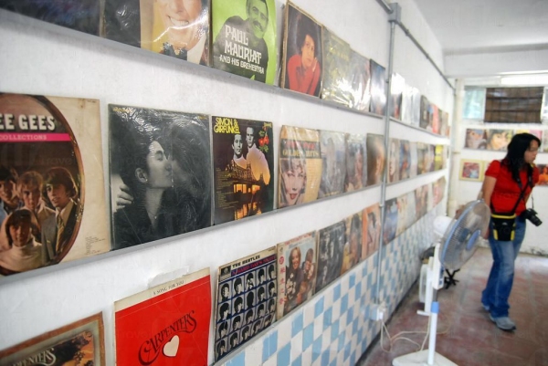 這些己擺放幾十年的黑膠唱片現在想必也價值連城。