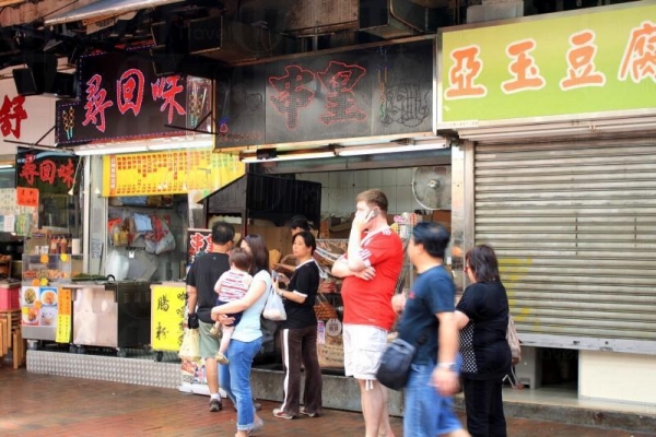 串皇兩旁都有串燒店，唯獨是它門前排滿了等待的顧客。