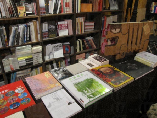 Ground Sixteen 除了展覽外也有大量文化藝術書籍，喜歡的可以坐下閱讀或買回家細味。