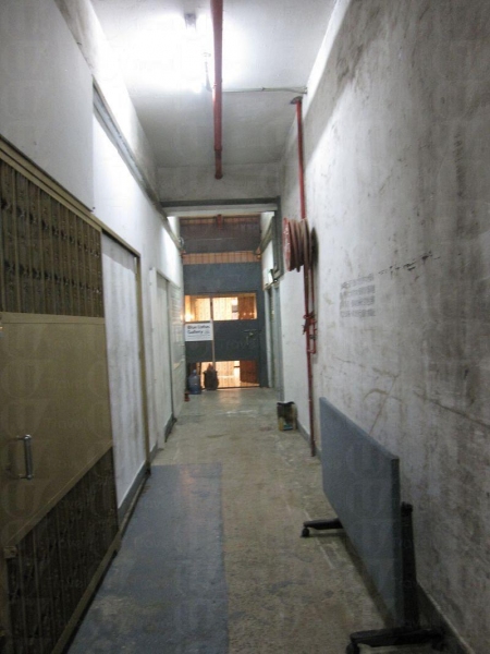 穿過工廠大廈的走廊，便到達感覺截然不同的畫廊。