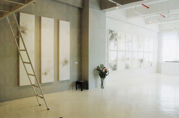 Blue Lotus Gallery 裡的純白外牆裝潢充滿藝術氣息。