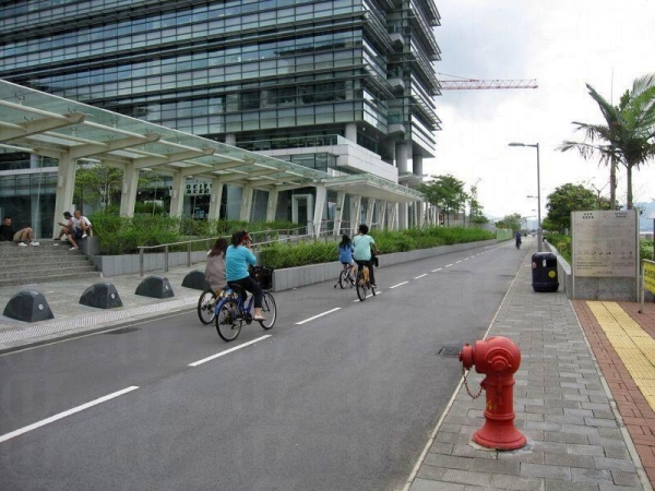 雖然是在平日，一路上也有不少踏單車的遊人。