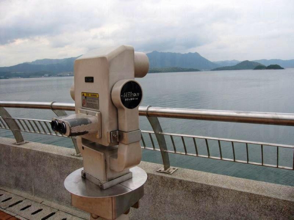 海濱長廊有望遠景鏡，可觀賞對岸景色。