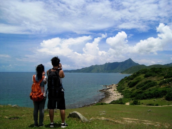 塔門擁有香港版的青青草原，對著無邊海景以及藍天白雲，任誰也放不下相機拍個不停。